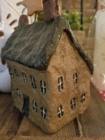 primitive farmhouse mini resin house